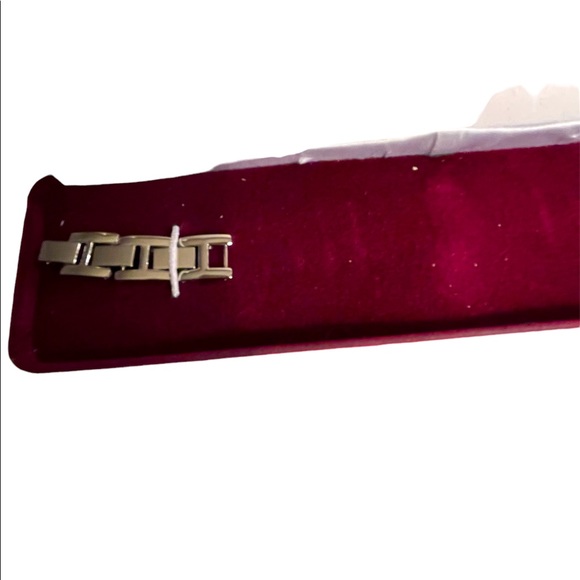 New Premier Quartz Watch w/Date,Mother of Pearl Face & Rhinestones.Needs Battery - Picture 5 of 6